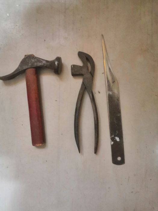 Сапожные инструменты и принадлежности