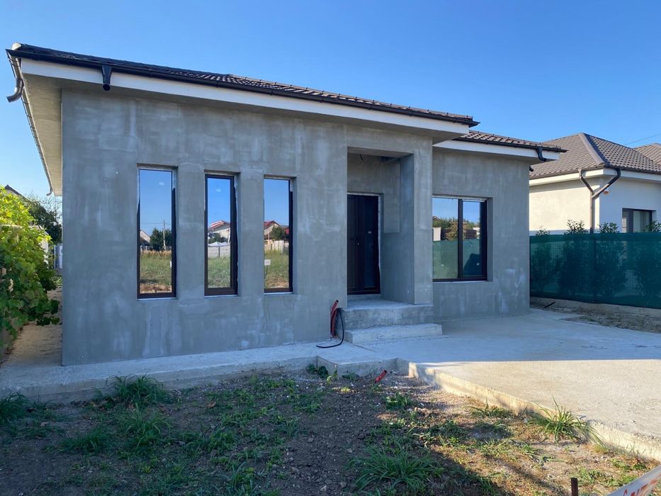 Casa de vanzare la intrare pe partea stanga