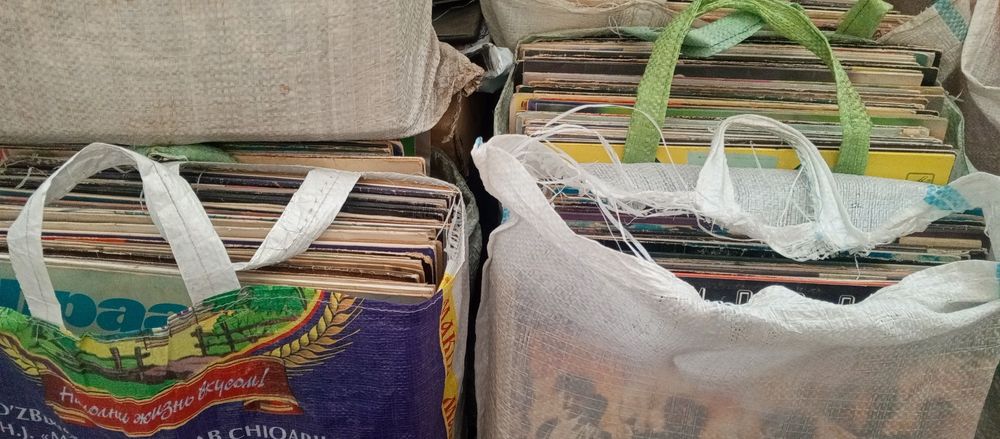 300 штук виниловые пластинки оптом дёшево отдаю