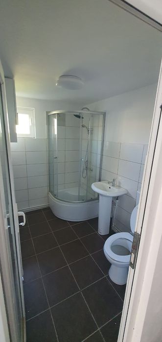 Casa trei camere de închiriat