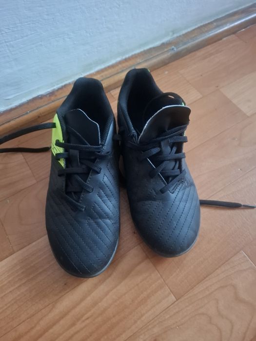 Vand crampoane de băieți