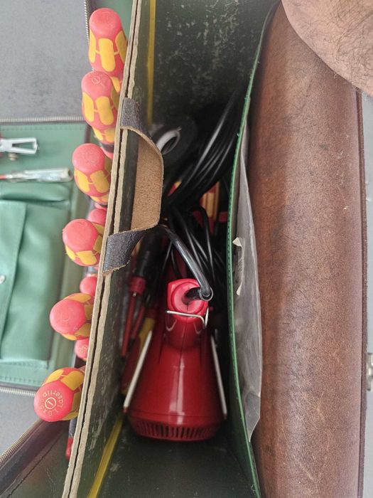 Geanta electrician, echipata cu scule.