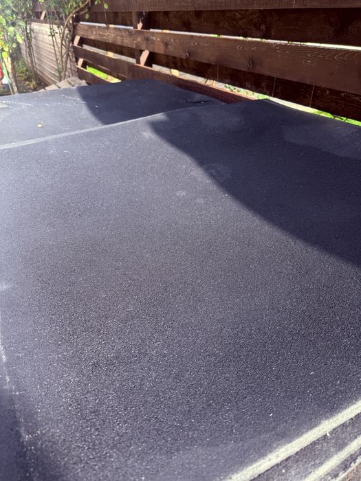 Tartan negru folosit in sala de fitness