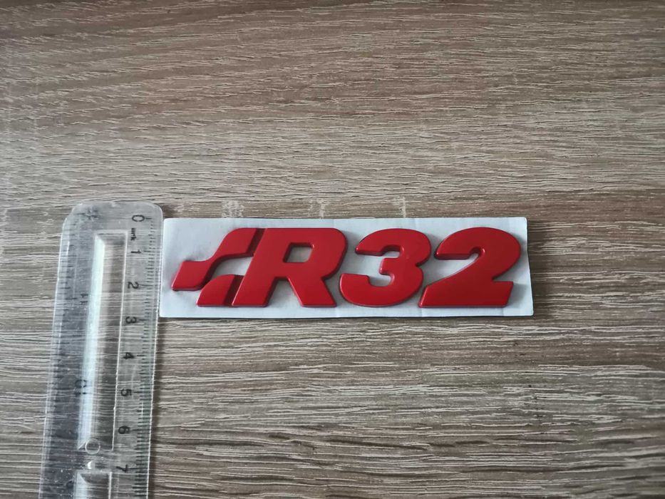 Volkswagen R32 червен надпис