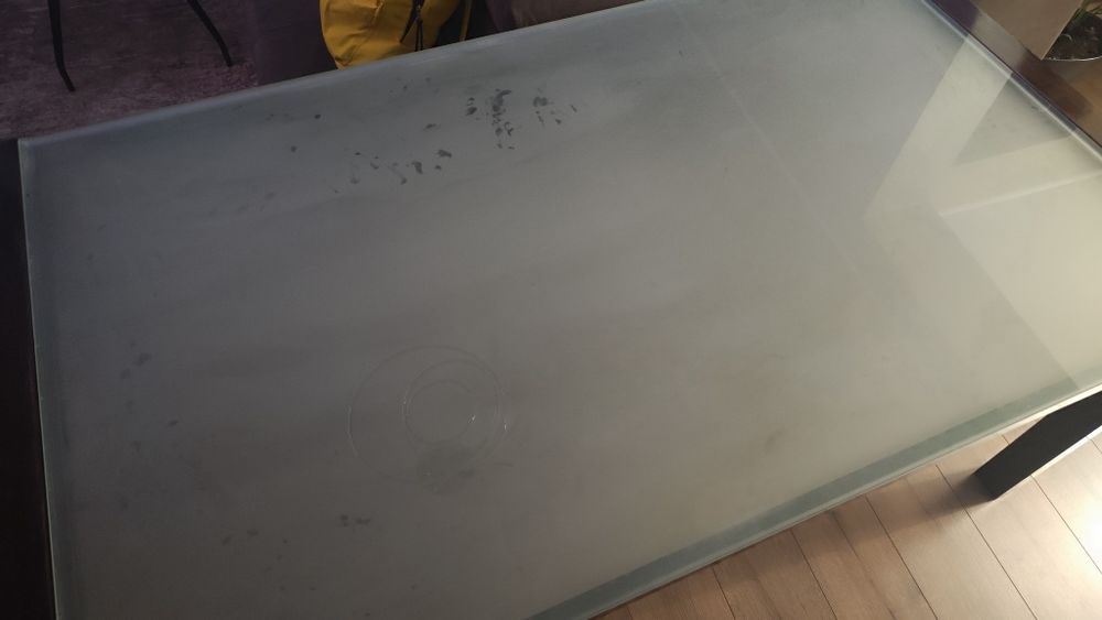 Продавам холна маса от дърво със закалено стъкло