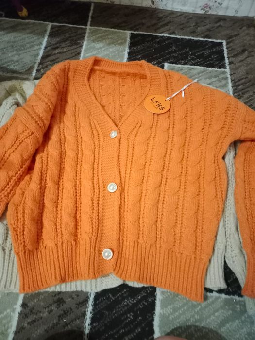 Продам женские кофты.