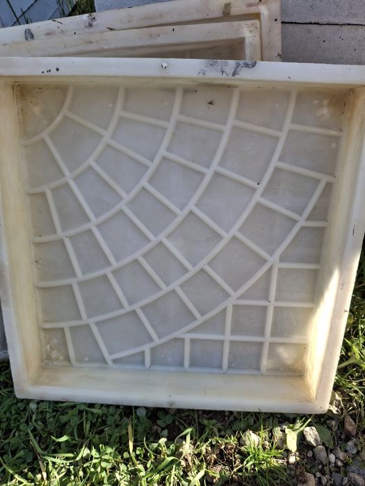 Продавам калъпи за бетонови изделия