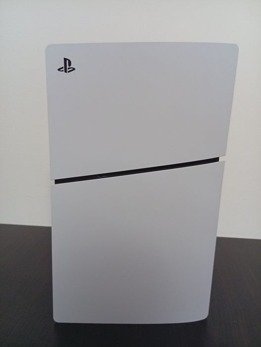 Vând Ps5 Nou perfect funcțional cu manetă originala cu toate cablurile cu 2 jocuri și cu tastatura și mouse led