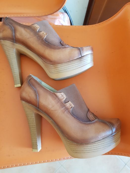 Кожени обувки с висок ток