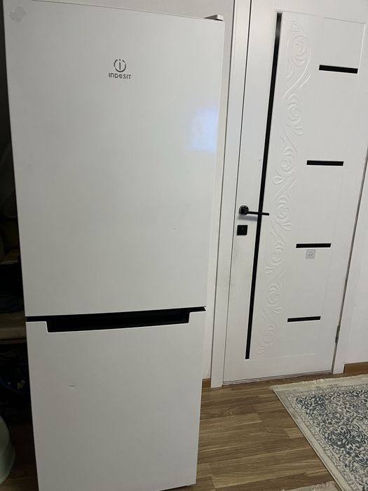 Холодильник Indesit, неисправен — на ремонт/запчасти