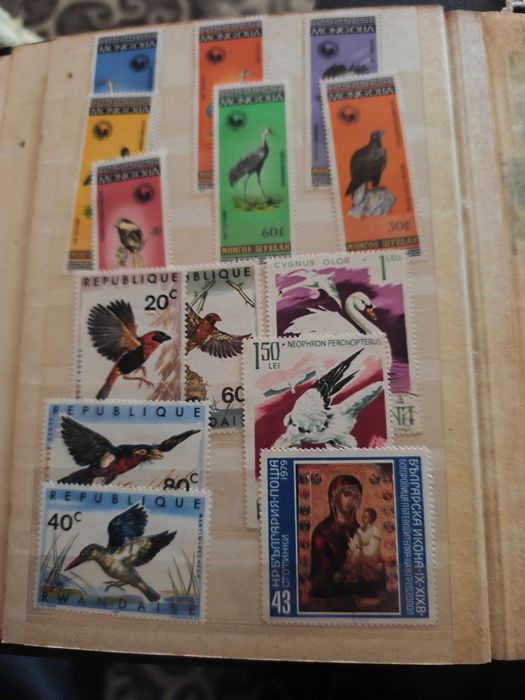 Продавам 2 калсиора с пощенски марки