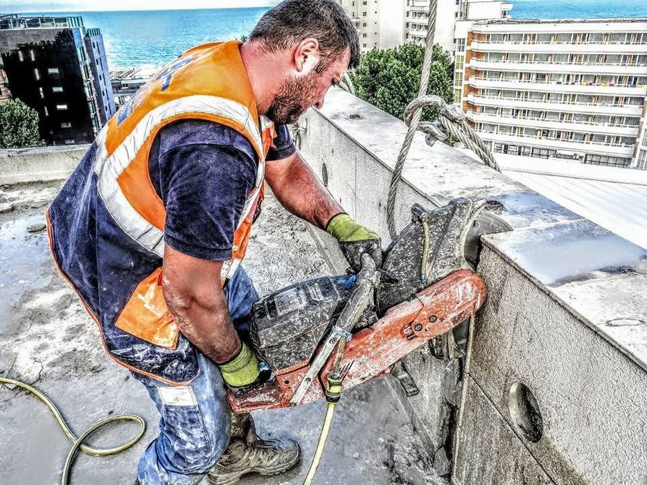 Gaură hotă,ac,aer condiționat etc.