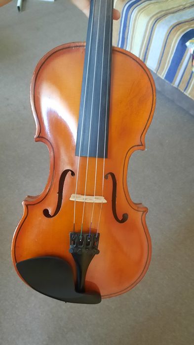 Продам срочно скрипку 4/4 с кейсом