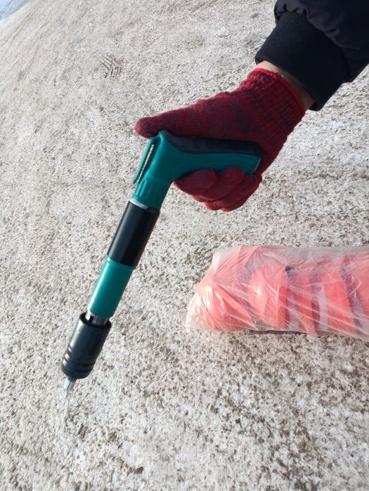 Каски, мастерки, желетки, пистолет