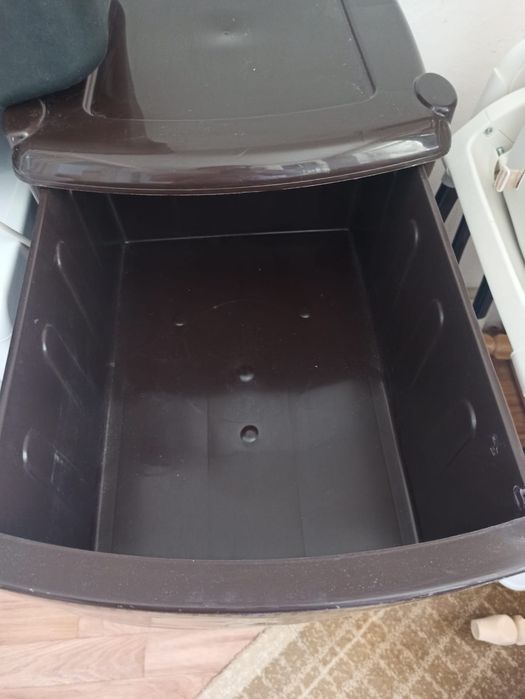 Детская кровать и комод