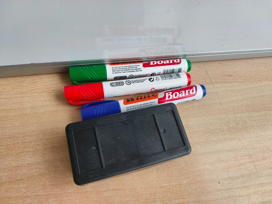 Магнитно-маркерная доска с маркерами и магнитами