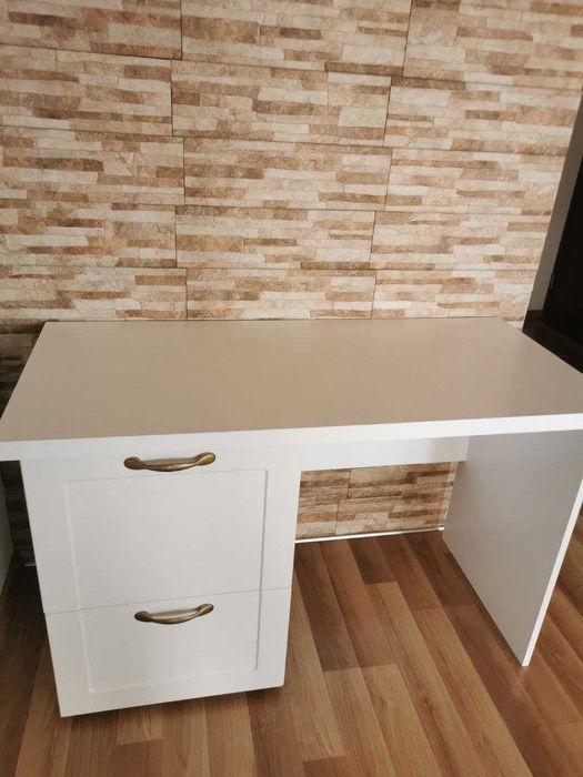 Бяло бюро с месингови дръжки — изработено по поръчка