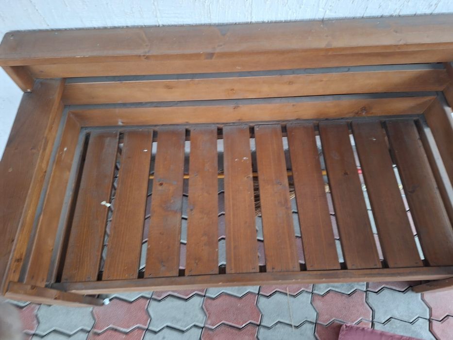 Деревянный диван