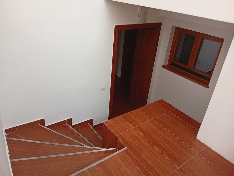 Închiriez apartament la casa