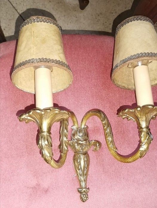 Eleganta pereche de aplice din bronz masiv cu o lucrătură de o foarte