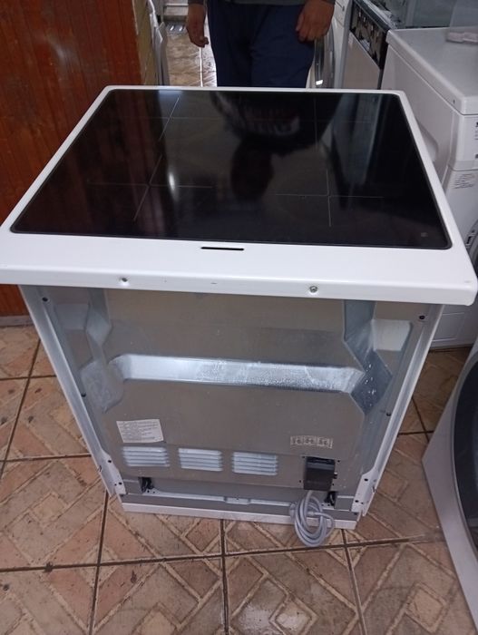 Свободно стояща печка с керамичен плот Gorenje с две години Гаранция!