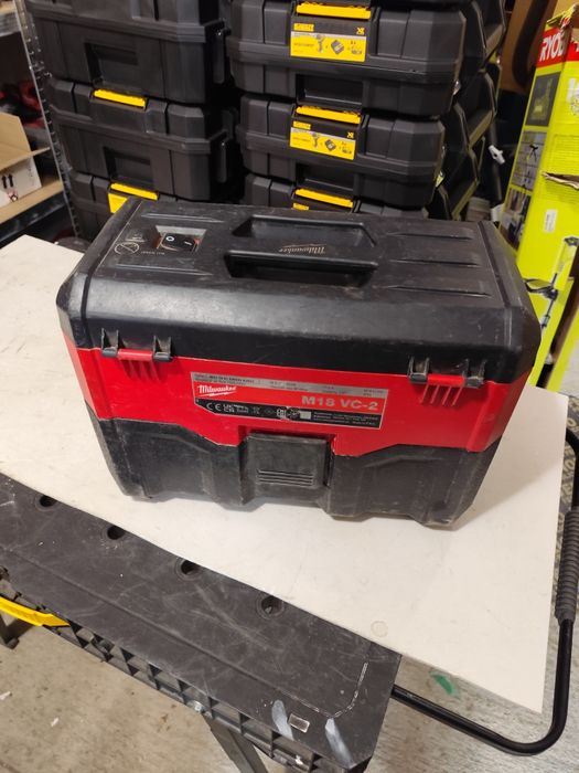 Акумулаторна прахосмукачка Милуоки  MILWAUKEE M18VC-2
