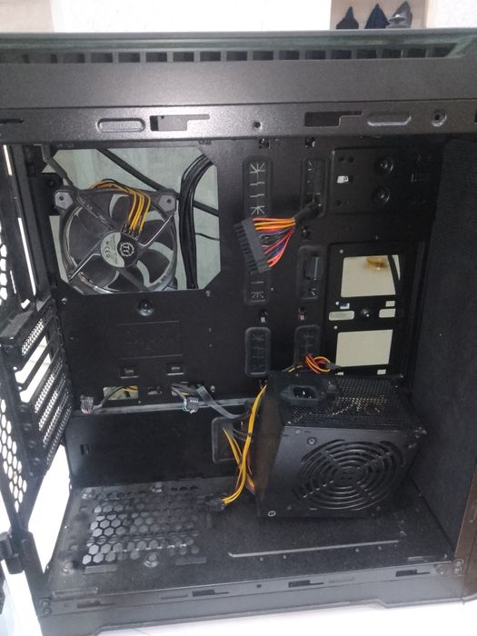 Продам кейс . Thermaltake View 32 TG RGB
