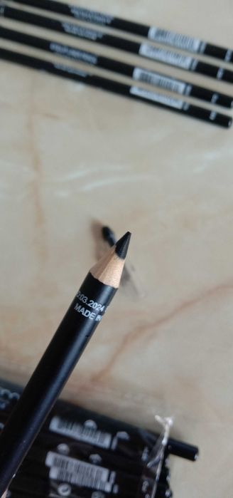 Черный карандаш для губ и глаз