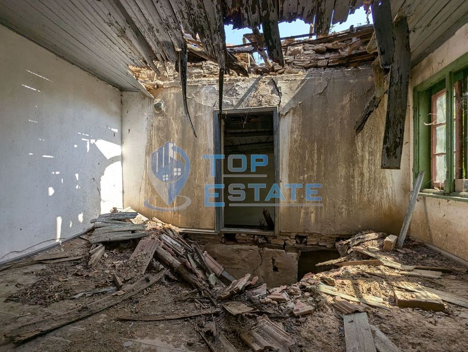 Парцел със стара къща в село Долна Липница