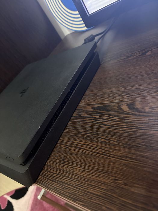PS4 Slim, în stare perfectă de funcționare