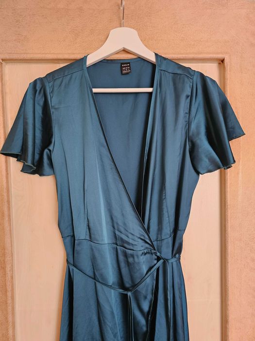 Официална сатенена рокля