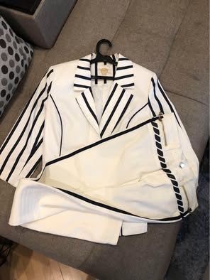 Дамски костюм бяло със синьо