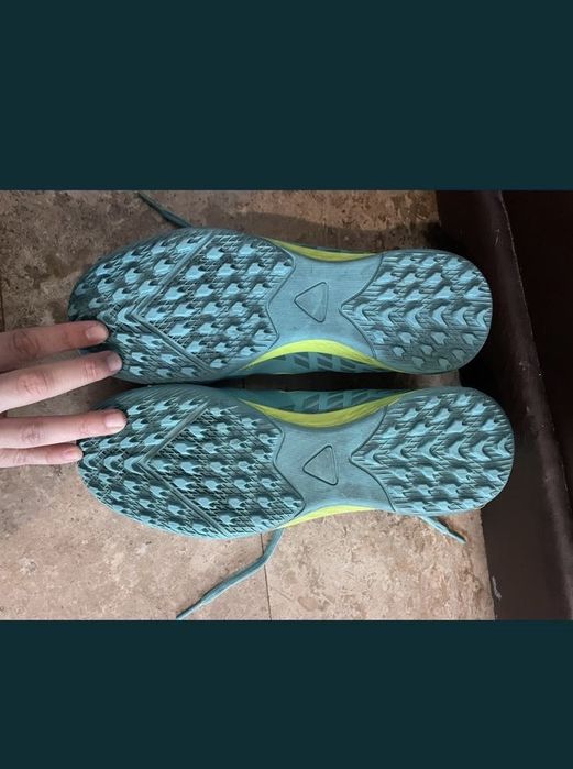 Vand adidasi pentru sintetic.