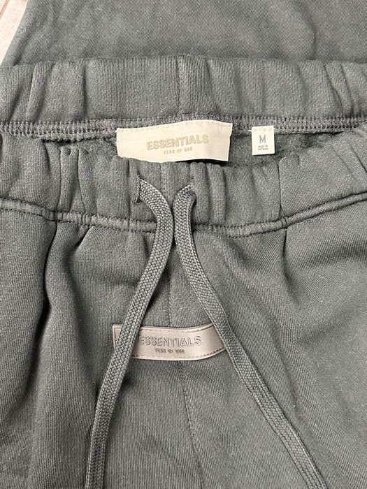 Compleu Essentials cu eticheta pacsun
