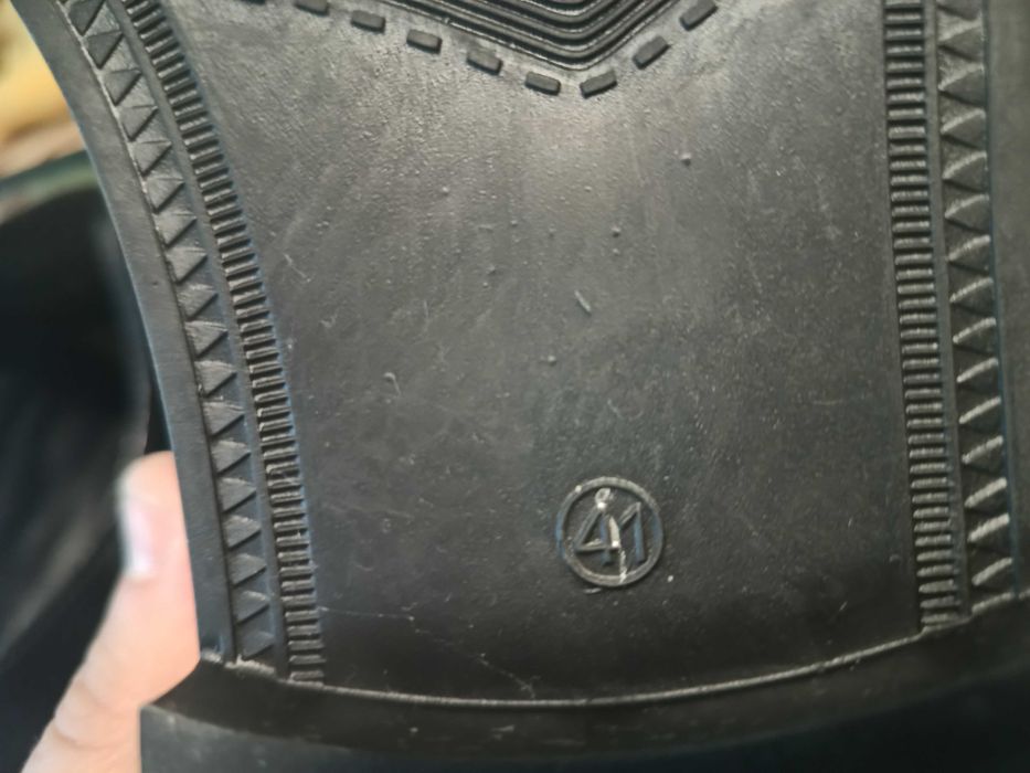 Продавам чисто нови български мъжки официални обувки