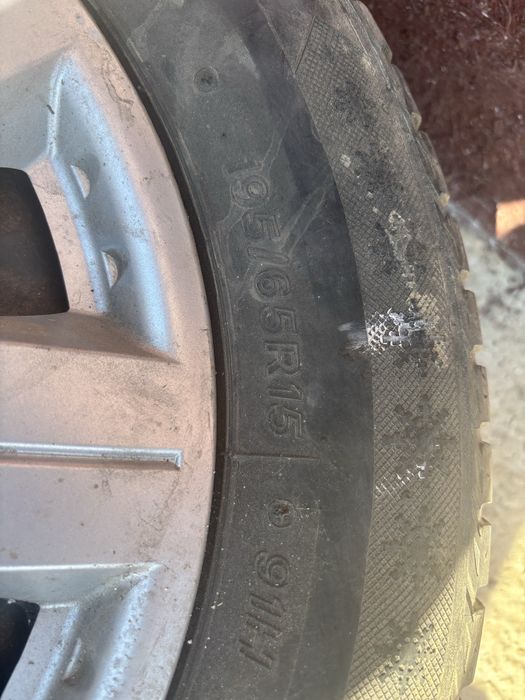 Vând jante de tablă + anvelope M+S 195/65 R15 – VW -200 lei toate
