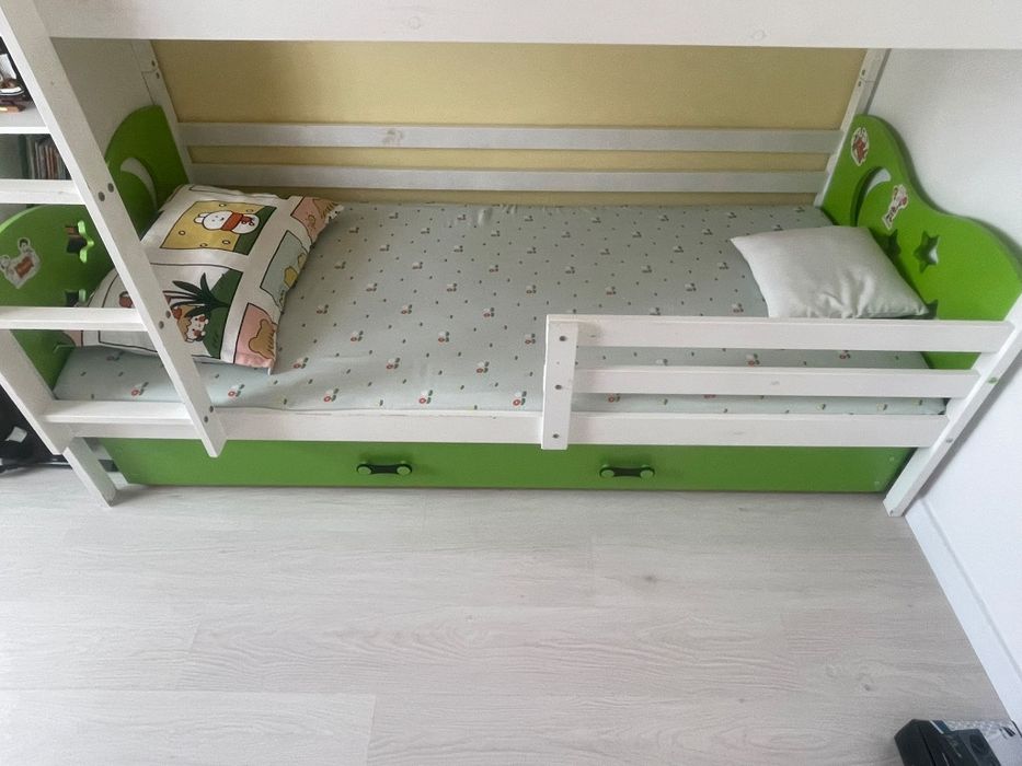 Pat etajat modular din lemn cu ladă de depozitare.