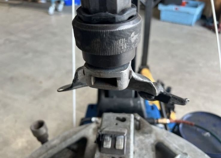 Mașină de dejantat Hofmann Monty 2300 cu adaptor biciclete