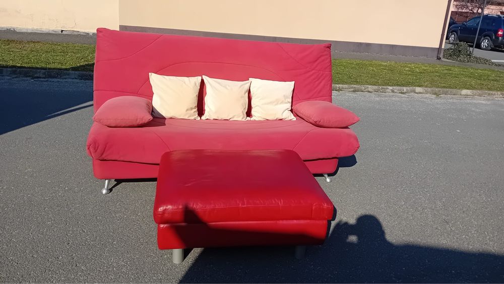 Canapea extensibila cu masuta  si loc pentru haine