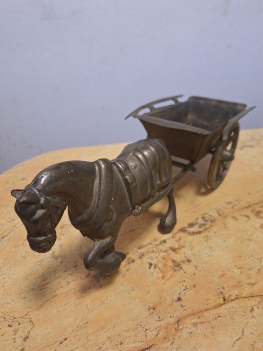 Căruță mobila si cal din bronz