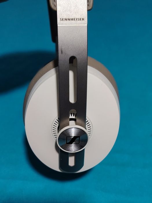 SENNHEISER MOMENTUM 3  Over-Ear, Wireless, Bluetooth, culoare alb cu crem, în stare bună de funcționare.