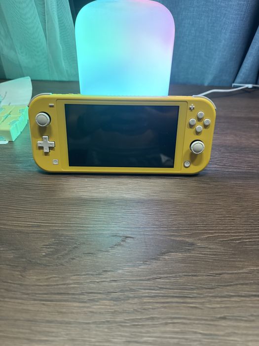 Продаю Nintendo Switch lite цена только за один