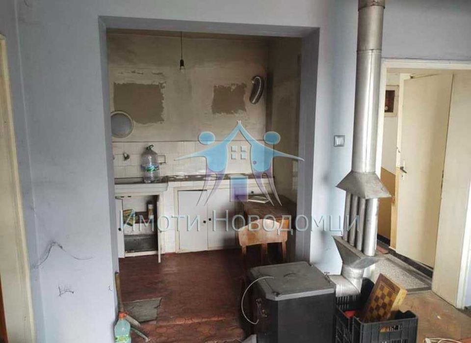 Тухлен етаж от къща с двор в гр.Велики Преслав, Център