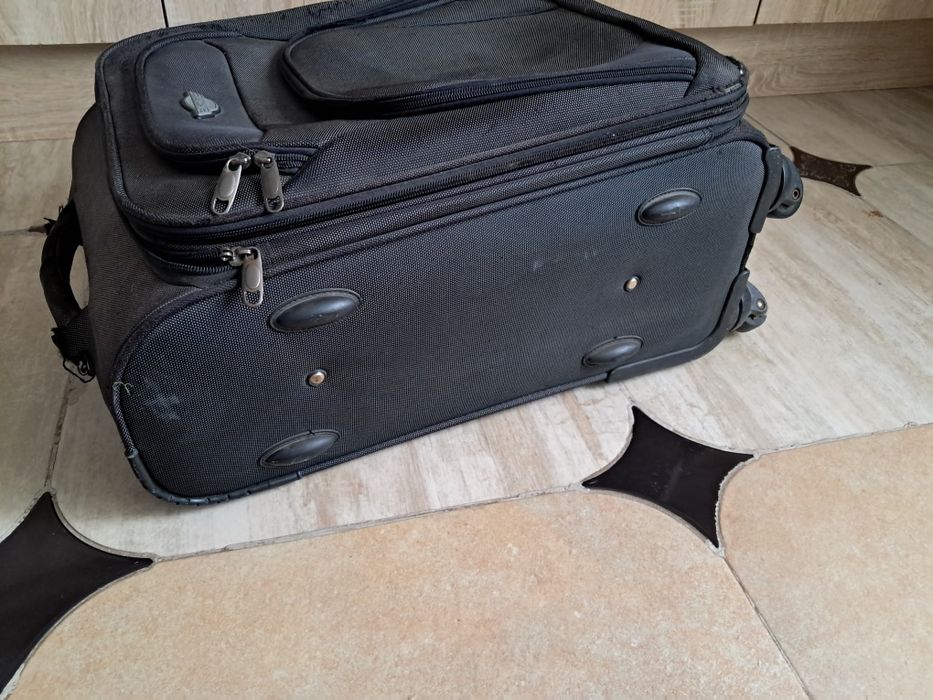 Чемодан продам без одного колеса.