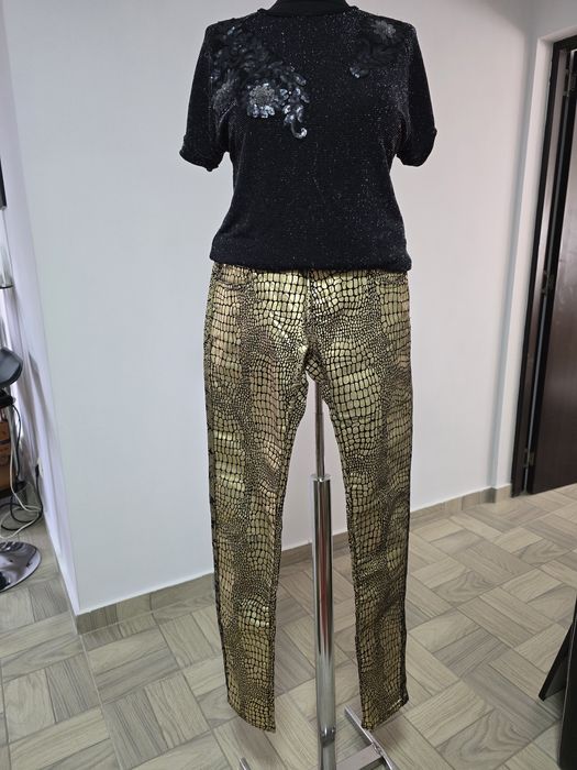 Blugi cu imprimeu snake print auriu, model superb