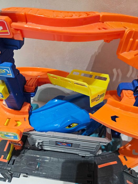 Hot wheels писта Паркинг гараж акула