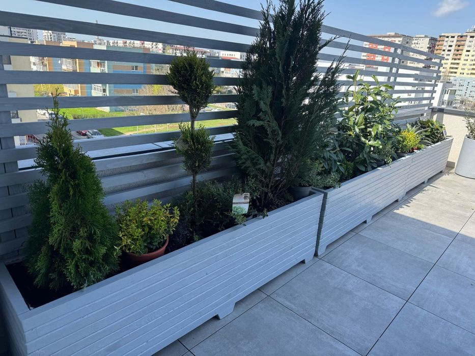 Jardiniere cu spalier la comanda