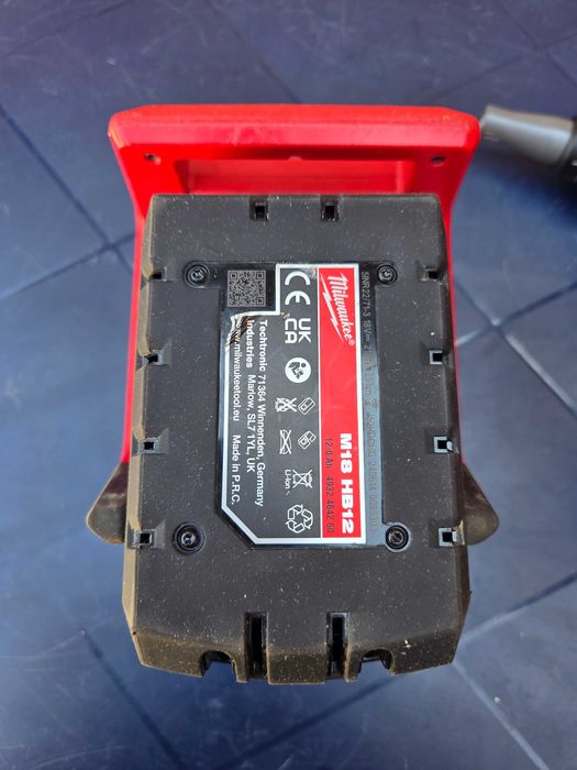 Акумулаторен Лед Прожектор Milwaukee M18 PAL 18V 12.0 Ah Батерия