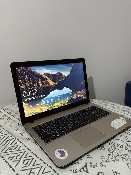 Ноутбук ASUS в хорошем состоянии