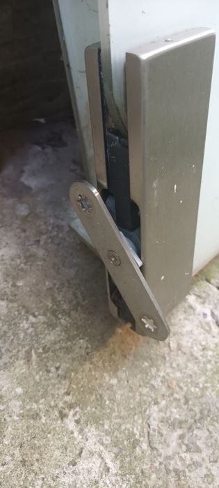 Usa sticla securizată